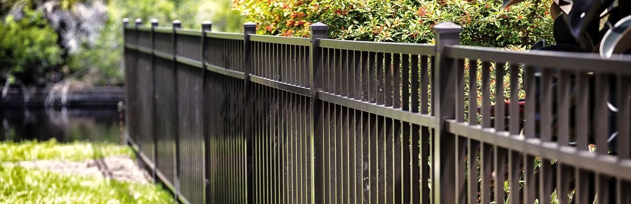 Schwarzer Zaun in eine Garten